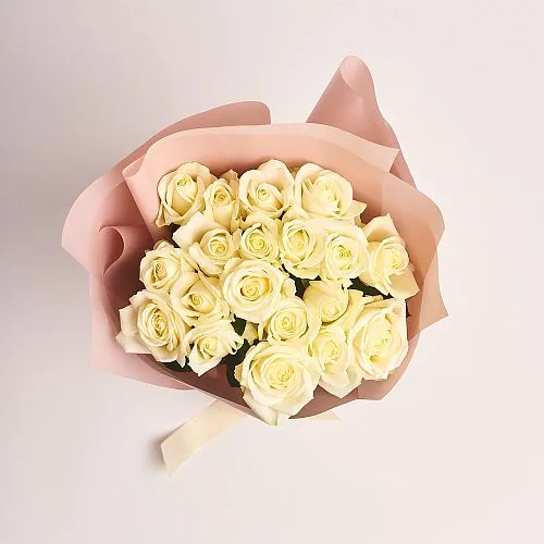 Фото Букет из 19 белых роз