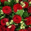 Фото Букет в вазе из красных роз