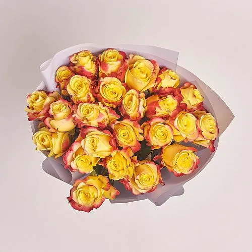 Фото 25 желто-красных роз (60 см)